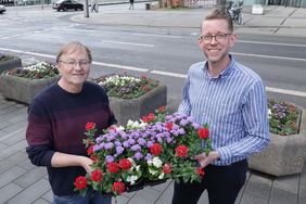 Jörg Langenhorst (v.l.), Abteilungsleiter im Garten-, Friedhofs- und Forstamt, und Thomas Neuhäuser, Projektleiter der Host City Düsseldorf, haben die Sommerblumenbepflanzung am Graf-Adolf-Platz präsentiert. Fotos: Young