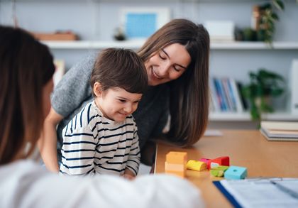 Mutter mit Kinder bei einer Beratung, Foto: iStock, miniseries