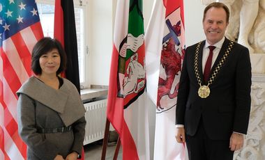 Pauline A. Kao, Generalkonsulin der Vereinigten Staaten von Amerika, mit Oberbürgermeister Dr. Stephan Keller beim Besuch im Düsseldorfer Rathaus am Freitag, 5. November. Foto: Landeshauptstadt Düsseldorf/Wilfried Meyer