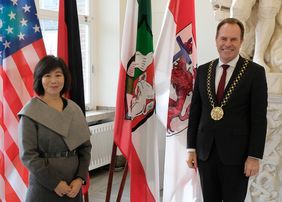 Pauline A. Kao, Generalkonsulin der Vereinigten Staaten von Amerika, mit Oberbürgermeister Dr. Stephan Keller beim Besuch im Düsseldorfer Rathaus am Freitag, 5. November. Foto: Landeshauptstadt Düsseldorf/Wilfried Meyer