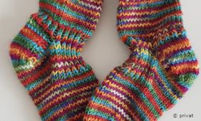 Foto von gestrickten bunten Wollsocken