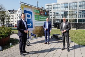 Oberbürgermeister Dr. Stephan Keller (M), Stadtwerke-Chef Julien Mounier (l.) und Dr. Hannes Ametsreiter, CEO Vodafone Deutschland auf dem Kirchplatz in Düsseldorf © Stadtwerke Düsseldorf