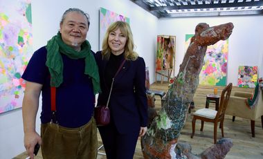 Einblick in sein Atelier gab Direktor Yang Shu der Kulturamtsleiterin Angélique Tracik beim Besuch im Organhaus Art Space in Chongqing © Landeshauptstadt Düsseldorf 