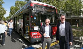 Arbeitsdirektor der Rheinbahn Klaus Klar besuchen am autofreien Sonntag in der Düsseldorfer Innenstadt die Info-Meile zur Mobilitätswende