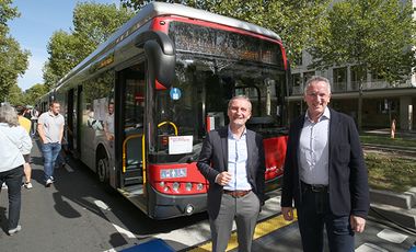 Arbeitsdirektor der Rheinbahn Klaus Klar besuchen am autofreien Sonntag in der Düsseldorfer Innenstadt die Info-Meile zur Mobilitätswende