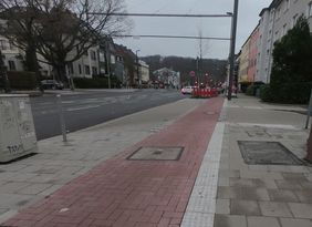 Foto von Aufpflasterung an der Einmüdung der Irmgardstraße auf die Grafenberger Allee