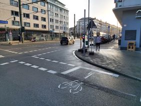 Foto von passivem Linksabbiegeran der Kreuzung Am Wehrhahn/Kölner Straße