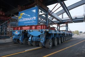 Mit schwerem Gerät wird die neue Brücke in Position gebracht © Landeshauptstadt Düsseldorf/Michael Gstettenbauer 