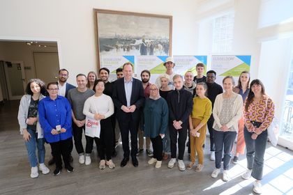 Teilnehmende des Projekts aus den Städten Düsseldorf, Toulouse und Tunis mit Oberbürgermeister Dr. Stephan Keller im Rathaus © Landeshauptstadt Düsseldorf/Michael Gstettenbauer 