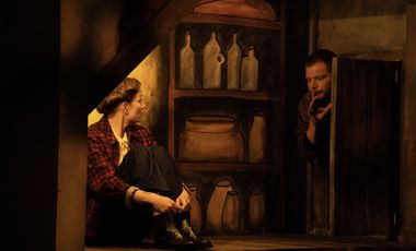 Natalie Hanslik als Mimi und Leon Wieferich als Herbert im Theaterstück "Blinde Kuh mit dem Tod" am Theater Chemnitz im Spinnbau. © Franziska Kurz