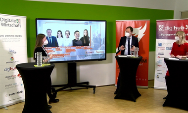 Uljana Engel, Accelerator Manager des digihub (links) moderierte die Pressekonferenz mit Oberbürgermeister Dr. Keller und Theresa Winkels, Amtsleiterin Wirtschaftsförderung und Aufsichtsratsvorsitzende des Digihub Düsseldorf/Rheinland | © Wirtschaftsförderung Düsseldorf