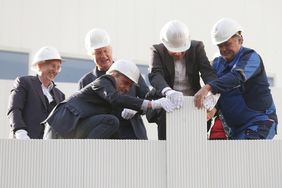 Anbringung des letzten Fassadenelements am Düsseldorfer Schauspielhaus nach der Sanierung mit Wilfried Schulz, Christoph Ingenhoven, OB Thomas Geisel und Hans-Georg Lohe (v.l.)