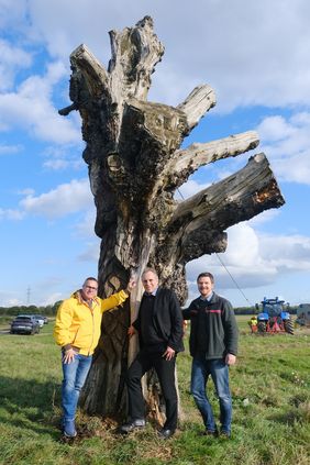 Jochen Kral, Beigeordneter für Mobilität und Umwelt (M.) mit Marius Erley, Abteilungsleiter Forst im Garten-, Friedhofs- und Forstamt und Andreas Vogt vom Freundeskreis der Himmelgeister Kastanie (l.) wohnten der Veranstaltung bei.