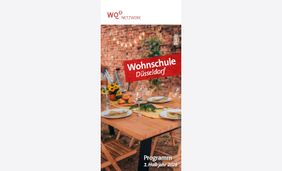 Flyerfoto mit einem gedeckten Tisch: Wohnschule