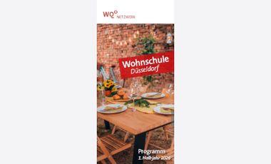 Flyerfoto mit einem gedeckten Tisch: Wohnschule