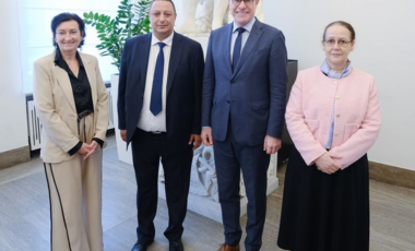 OB Dr. Stephan Keller (2.v.r.) mit der Beigeordneten Miriam Koch, Achraf Berrazouk (stellv. Bürgermeister Marrakesch) und Generalkonsulin Boutaina Bouabid (v.l.). © Michael Gstettenbauer