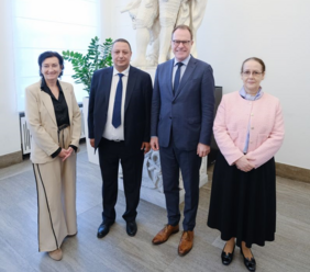 OB Dr. Stephan Keller (2.v.r.) mit der Beigeordneten Miriam Koch, Achraf Berrazouk (stellv. Bürgermeister Marrakesch) und Generalkonsulin Boutaina Bouabid (v.l.). © Michael Gstettenbauer