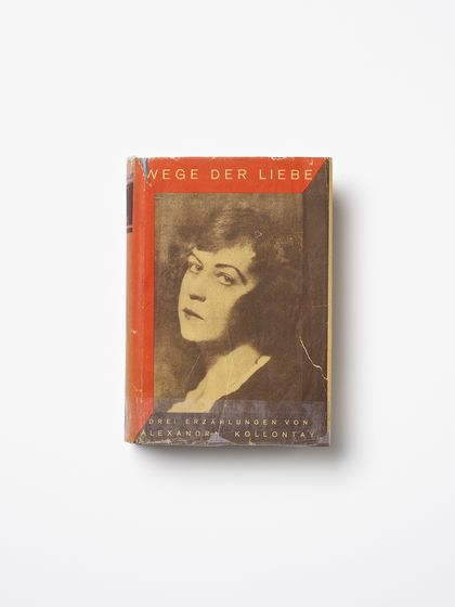 Annette Kelm, Alexandra Kollontay, Wege der Liebe. Drei Erzählungen: Die Liebe in drei Generationen, Schwestern, Wassilissa Maligyna, 1925, Malik-Verlag A.-G. Berlin, autorisierte Übertragung aus dem Russischen von Etta Federn-Kohlhaas, Einbandgestaltung John Heartfield, 2021, aus der Serie: Die Bücher, archival pigment prints, 71.5 × 54 cm, courtesy, die Künstlerin und Esther Schipper, Berlin/Paris/Seoul