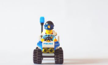 Lego-Polizei-Fahrzeug mit einer Figur