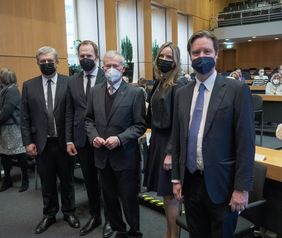 Bundespräsident a.D. Horst Köhler (Mitte) mit (v.l.) Paul Horvath, Oberbürgermeister Dr. Stephan Keller, Cecilie Rohwedder Horvath und Philipp Rohwedder bei der Ehrung im Düsseldorfer Ratssaal. Foto: Landeshauptstadt Düsseldorf/Michael Gstettenbauer