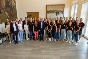 Oberbürgermeister Dr. Stephan Keller hat das deutsche Volleyball-Nationalteam der Frauen anlässlich der Europameisterschaftsspiele im "CASTELLO Düsseldorf" im Rathaus empfangen; Fotos: Schaffmeister