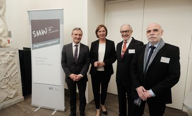 Empfang zur Bundeskonferenz Schule MIT Wissenschaft im Düsseldorfer Rathaus: OB Thomas Geisel (l.) und Yvonne Gebauer (2.v.l.), NRW-Ministerin für Schule und Bildung, begrüßten die Gäste im Jan-Wellem-Saal; Foto: Gstettenbauer