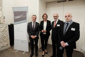 Empfang zur Bundeskonferenz Schule MIT Wissenschaft im Düsseldorfer Rathaus: OB Thomas Geisel (l.) und Yvonne Gebauer (2.v.l.), NRW-Ministerin für Schule und Bildung, begrüßten die Gäste im Jan-Wellem-Saal; Foto: Gstettenbauer