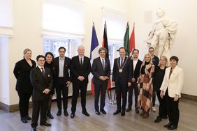 OB Dr. Stephan Keller, der französische Botschafter François Delattre und der französische Generalkonsul Dr. Etienne Sur mit der Delegation der Agentur Business France und den Vorsitzenden von La French Tech Düsseldorf, Foto: Lammert.