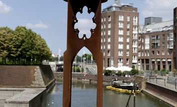 Mit dem Richtung Himmel ragenden Werk schafft Anke Eilergerhard aus den Materialien Stahl und Aluminiumguss eine künstlerische Hommage an die von ihr geliebte Schlagsahne © Landeshauptstadt Düsseldorf/Ingo Lammert 