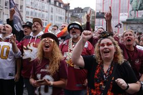 Rhein Fire-Fans feiern den European League of Football-Champions 2023 auf dem Marktplatz vor dem Rathaus.