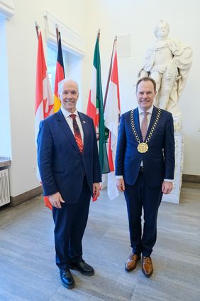 Oberbürgermeister Dr. Stephan Keller (r.) empfing den Botschafter von Kanada, John Horgan, am Dienstag, 30. Januar, zu einem Antrittsbesuch im Düsseldorfer Rathaus. Foto: Michael Gstettenbauer