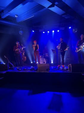 Justyna Jary und die Alegancka Kapela knüpften am Freitag, 25. Oktober 2024, im Zakk stilvoll an die musikalischen Traditionen Warschaus an, spielten urbane Tangos, Walzer und Beguines © Landeshauptstadt Düsseldorf 