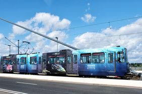 Rheinbahn beklebt mit Motiven aus dem Aquazoo fährt über eine Brücke