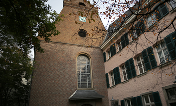 Die Berger Kirche mit nebenstehendem Gebäude