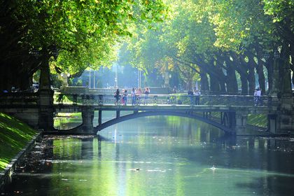 Die Girardet-Brücke über den Kö-Graben im Schatten der Platanen