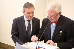 Oberbürgermeister Thomas Geisel (links) mit Mundartforscher Heinrich Spohr bei der Buchvorstellung im Rathaus. Foto: Ingo Lammert