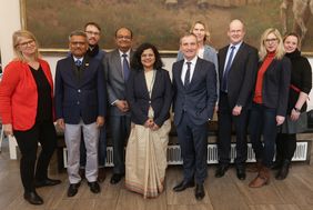 OB Geisel mit Vertretern von Wirtschaftsförderung, Deutsch-Indischer Handelskammer sowie GINSEP und Delegationsleiter Anil Agrawal (4. v.l.) und Generalkonsulin Pratibha Parkar (Mitte). Foto: David Young