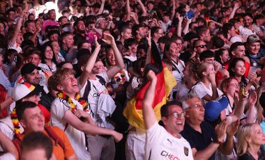 Rund 15.000 Besucherinnen und Besucher verfolgten das letzte Gruppenspiel der deutschen Fußball-Nationalmannschaft gegen die Schweiz in der Fan Zone Burgplatz, Fan Zone Schauspielhaus und beim Public Viewing am Rheinufer, Foto: David Young