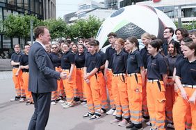 Großes Lob an die Verkehrskadetten: Oberbürgermeister Dr. Stephan Keller dankte den Ehrenamtlern für ihren Einsatz bei der EURO 2024. Foto: Michael Gstettenbauer