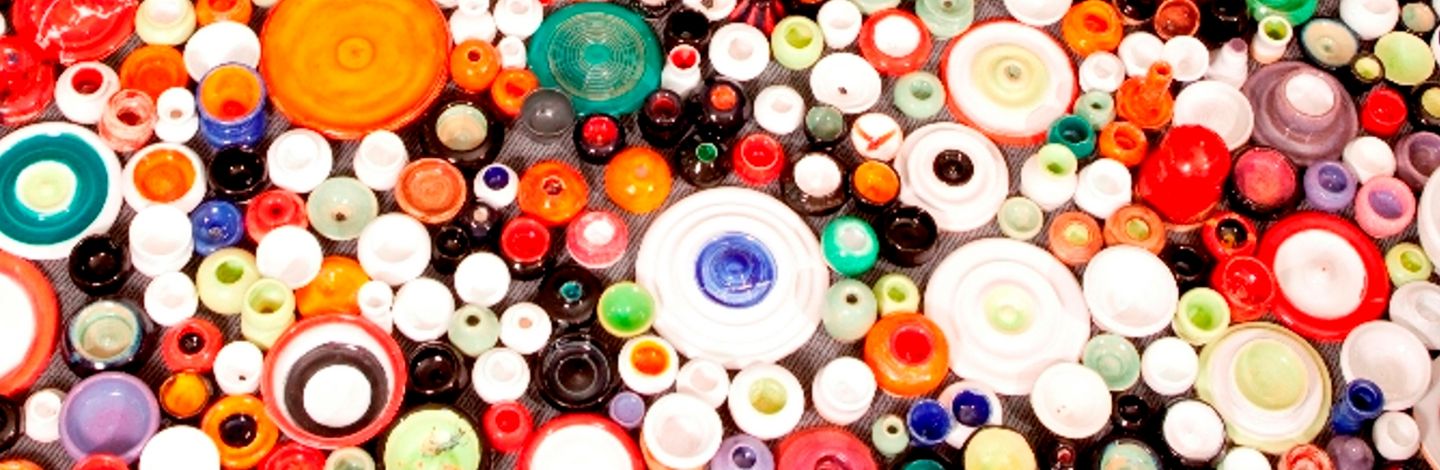 Slider Museumspädagogik: bunte Keramikschalen
