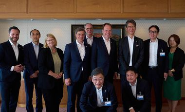 OB Dr. Stephan Keller mit der Delegation beim Besuch des Toshiba Headquarters, neben ihm Taro Shimada President & CEO, Toshiba Corporation © Landeshauptstadt Düsseldorf