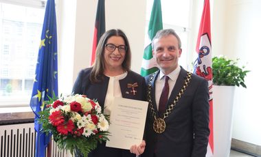 OB Thomas Geisel verlieh Catherine Yannidakis-Hahne das Verdienstkreuz am Bande des Verdienstordens der Bundesrepublik Deutschland für ihr jahrelanges Engagement vor allem im kulturellen Bereich. Foto: Ingo Lammert