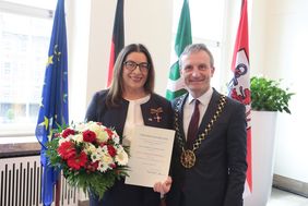 OB Thomas Geisel verlieh Catherine Yannidakis-Hahne das Verdienstkreuz am Bande des Verdienstordens der Bundesrepublik Deutschland für ihr jahrelanges Engagement vor allem im kulturellen Bereich. Foto: Ingo Lammert