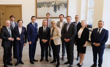 Oberbürgermeister Thomas Geisel empfing die österreichische Wirtschaftsdelegation, angeführt von den Landesräten Dr. Petra Bohuslav (rechts neben OB) und Peter Hanke (links neben OB), im Jan-Wellem-Saal des Rathauses. Foto: Wilfried Meyer