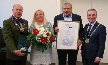 Oberbürgermeister Thomas Geisel, der geehrte Schausteller Stephan Schleinitz mit Ehefrau Monika und Schützenchef Lothar Inden (v.r.), Foto: David Young.