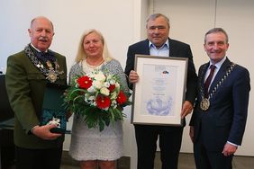 Oberbürgermeister Thomas Geisel, der geehrte Schausteller Stephan Schleinitz mit Ehefrau Monika und Schützenchef Lothar Inden (v.r.), Foto: David Young.