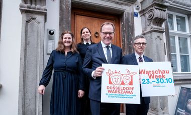OB Dr. Keller und Gesandter Rafał Sobczak, Direktor Polnisches Institut Düsseldorf, mit Jessica Breitkopf (l.), Leiterin Büro für Internationale und Europäische Angelegenheiten, und Dr. Katja Schlenker, Kuratorin Gerhart-Hauptmann-Haus © Landeshauptstadt Düsseldorf/Michael Gstettenbauer 