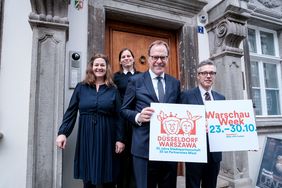 OB Dr. Keller und Gesandter Rafał Sobczak, Direktor Polnisches Institut Düsseldorf, mit Jessica Breitkopf (l.), Leiterin Büro für Internationale und Europäische Angelegenheiten, und Dr. Katja Schlenker, Kuratorin Gerhart-Hauptmann-Haus © Landeshauptstadt Düsseldorf/Michael Gstettenbauer 