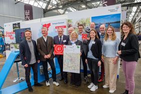 Gruppenbild auf der Cyclingworld Europe am Stand der Radregion und der Landeshauptstadt