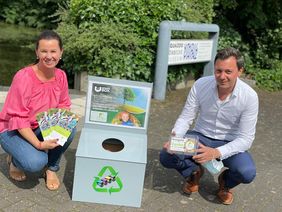 Angela Fedlmeier (It's for Kids) überreicht vor dem Aquazoo die Sammelboxen an Philipp Schroeder (Aquazoo)